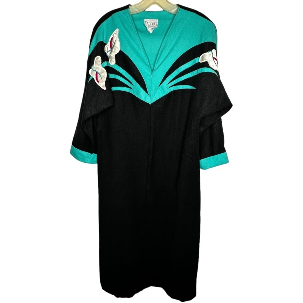 Vintage Appel Black Robe